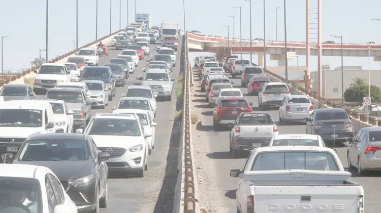 La capital sonorense tiene más medio millón de vehículos en circulación. (Jesús Ballesteros/EXPRESO)