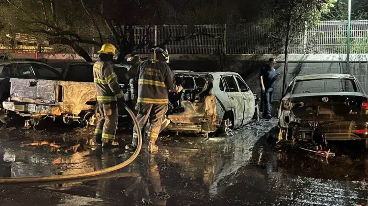 El incendio afectó al menos a tres vehículos. (Foto: Cortesía)