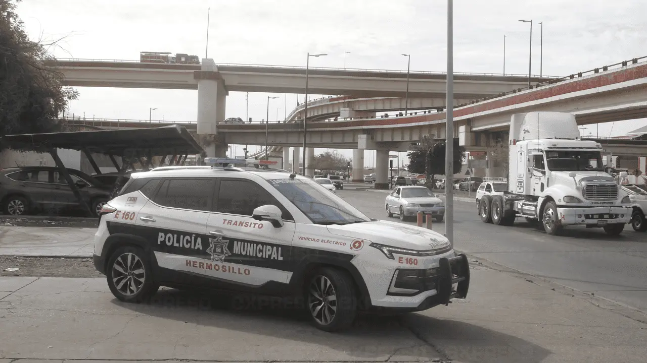 Policía Estatal evita que mujer se arroje de un puente en Hermosillo