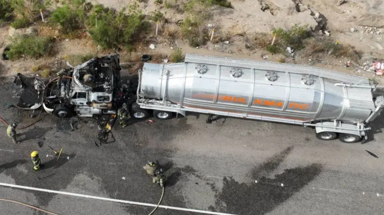 La cabina del tractocamión se incendió por completo. (Foto: Protección Civil Sonora)