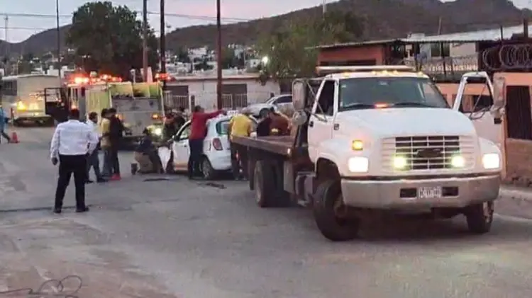Un camión del servicio urbano impactó al automóvil. (Foto: Cortesía)