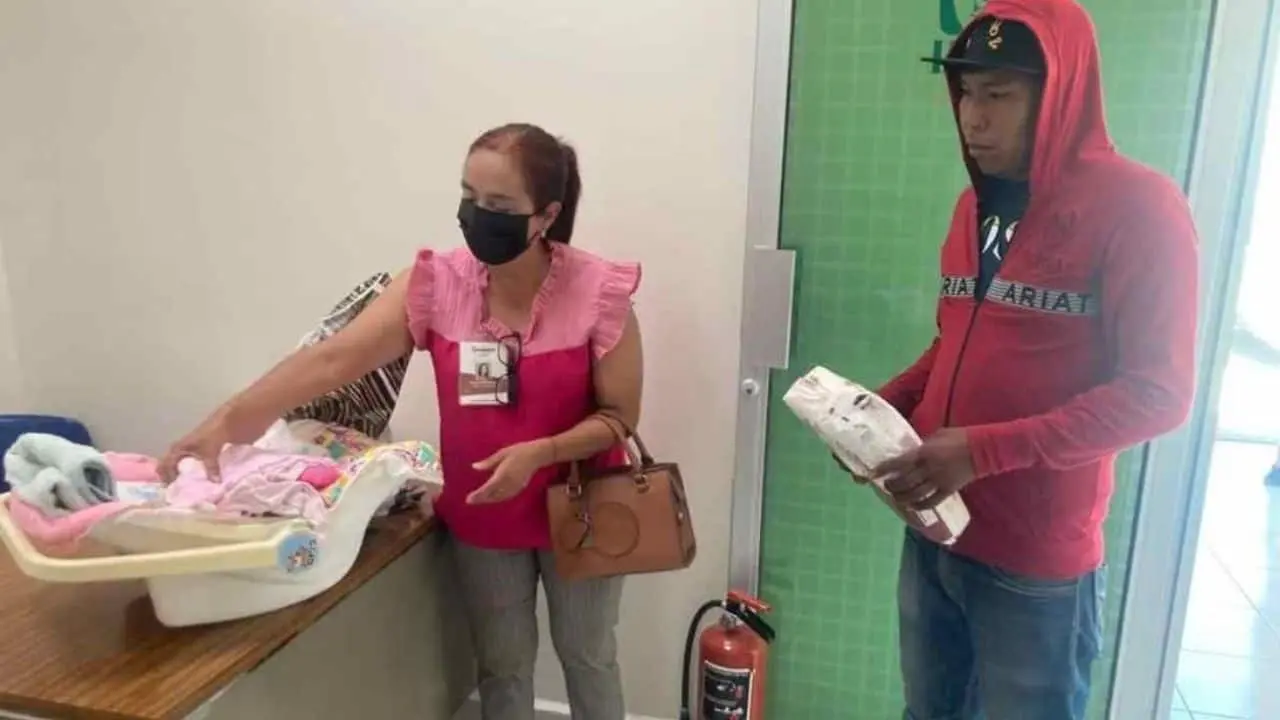 Un bebé nace en un lote baldío