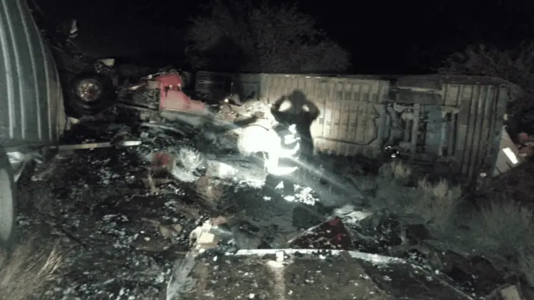 Una de las unidades quedó volcada a la orilla de la carretera (Foto: Bomberos de Hermosillo/EXPRESO)
