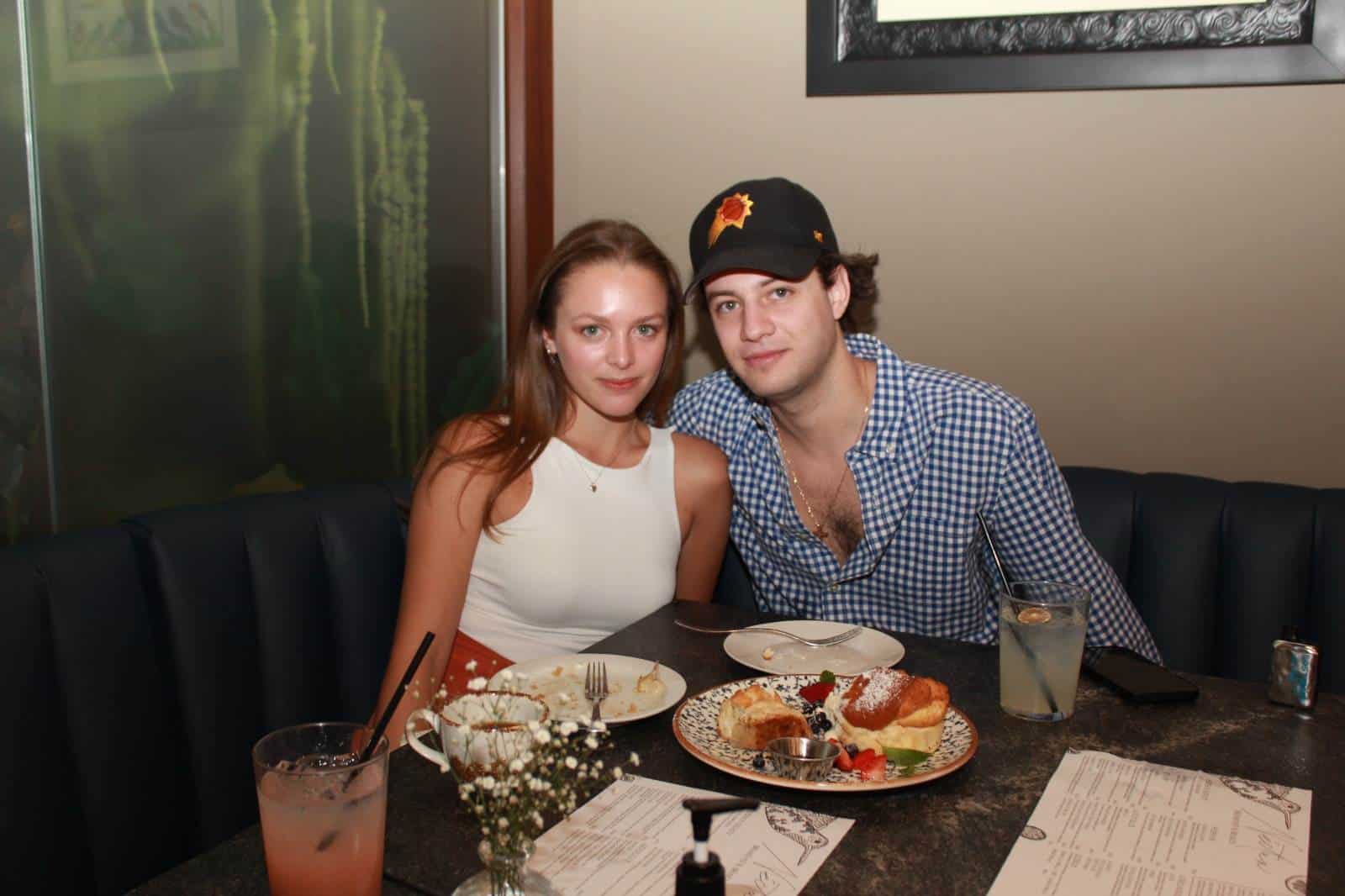 Buena plática con amigos en Néctar