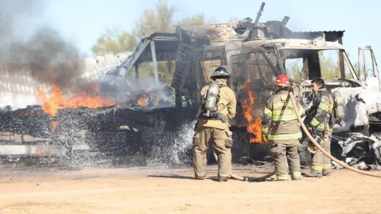Bomberos de Hermosillo acudieron a combatir el fuego. (Foto: Jesús Ballesteros/EXPRESO)