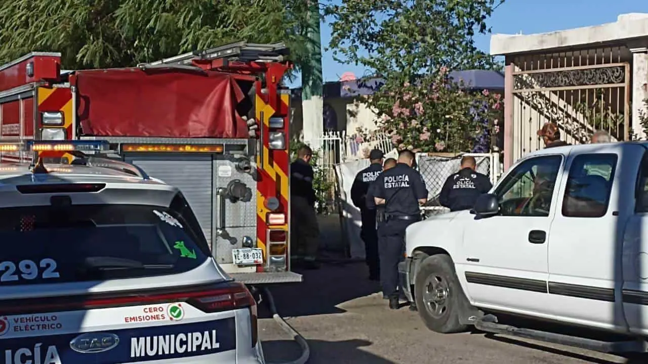 Bomberos de Hermosillo sofocan un incendio en el traspatio