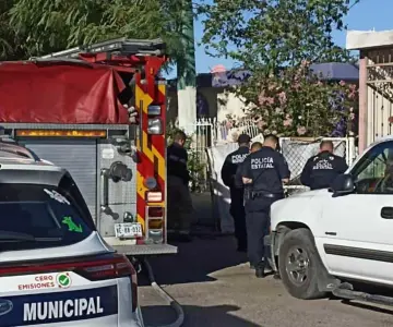 Bomberos de Hermosillo sofocan un incendio en el traspatio