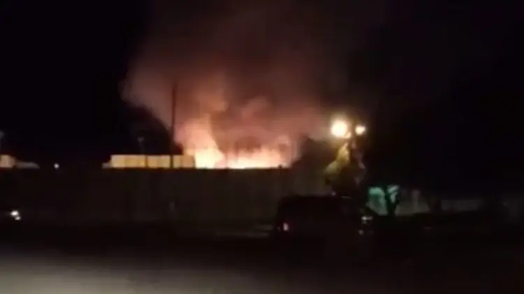 El incendio fue captado en un video y ha estado circulando por redes. (Foto: Captura de video)