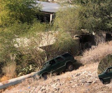 Camioneta derrapó por el borde de la presa Abelardo L Rodríguez