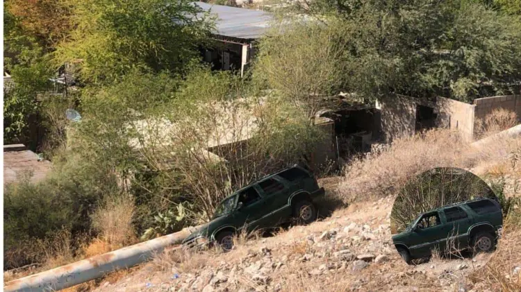 Camioneta en el borde de la presa Abelardo L Rodríguez (Foto: Especial / EXPRESO)