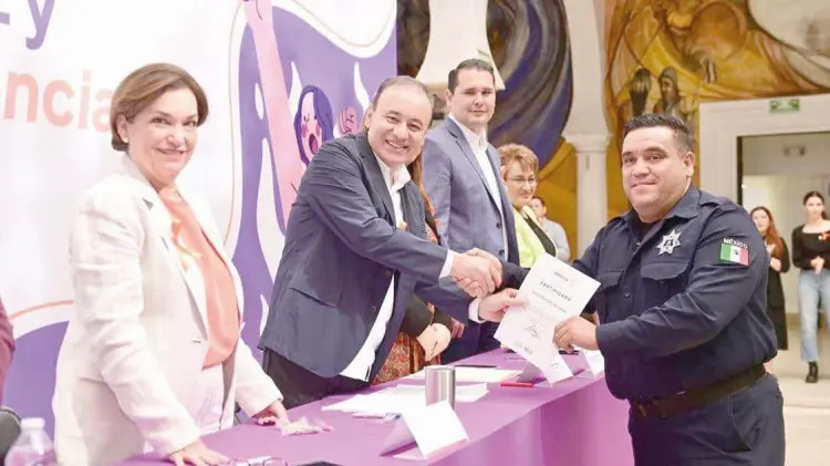 Alfonso Durazo firmó el Pacto por la Paz y la Eliminación de Violencia Familiar. (Especial/EXPRESO)