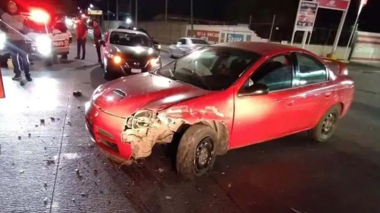 Un sedán de color rojo y un Volkswagen tipo 1 protagonizaron el choque. (Foto: Especial/EXPRESO)