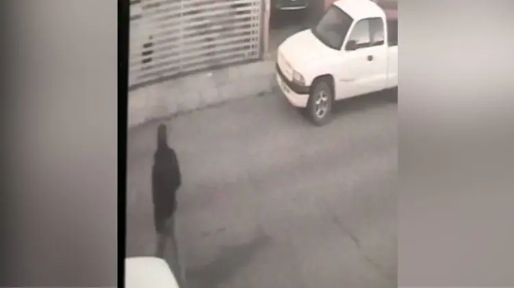 El ataque fue captado en video por cámaras de seguridad. (Foto: Captura de video)