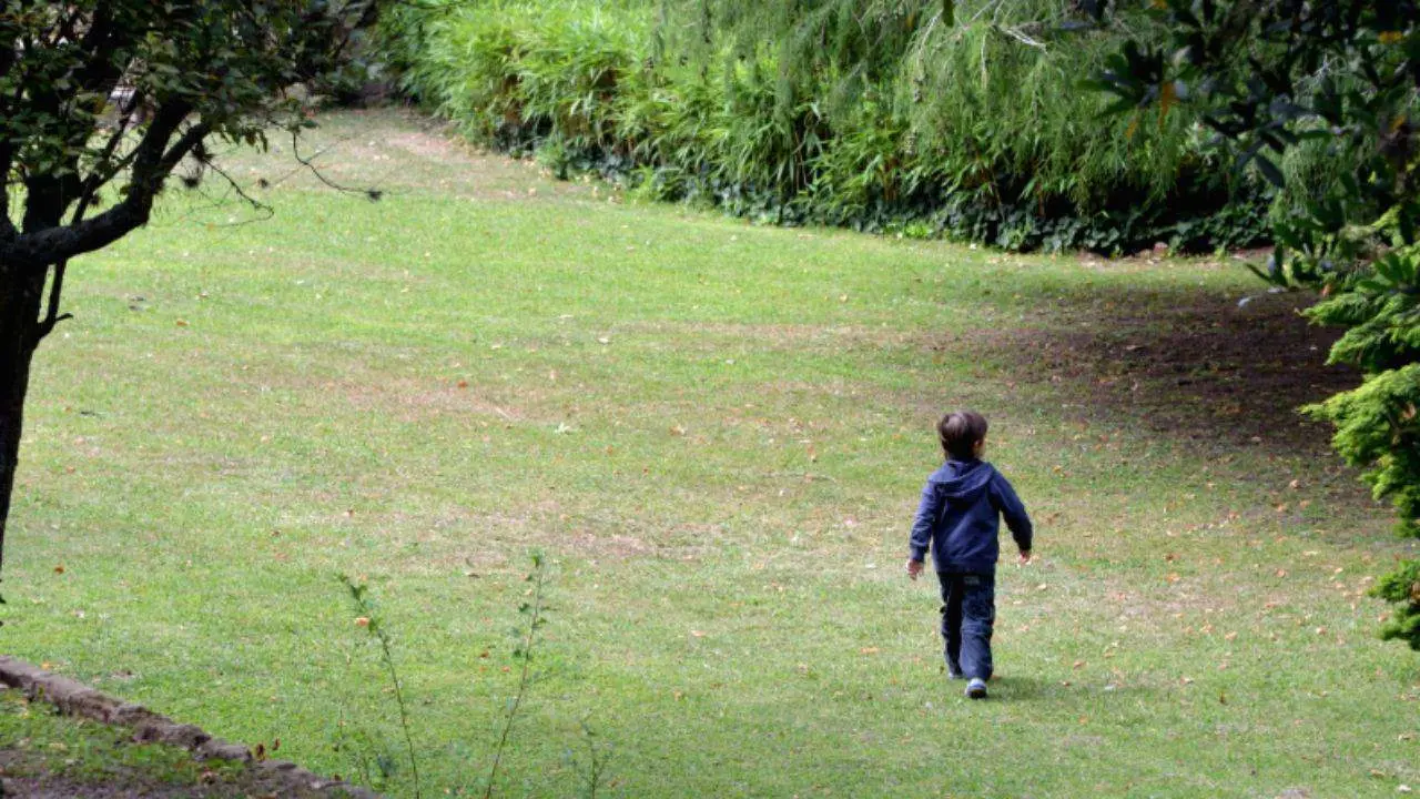 Abandonan a menor de edad en un parque