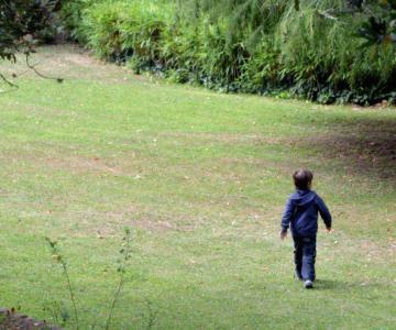 Abandonan a menor de edad en un parque