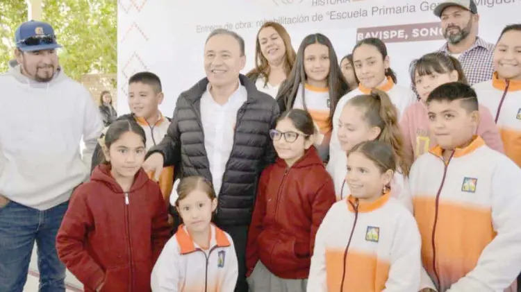 El Gobernador invitó a los estudiantes a continuar con su preparación. (Foto: Especial/EXPRESO)
