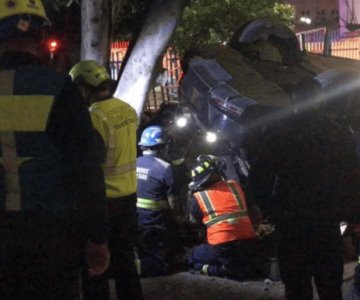 Madre e hijo caen en vehículo desde el tercer piso de un estacionamiento