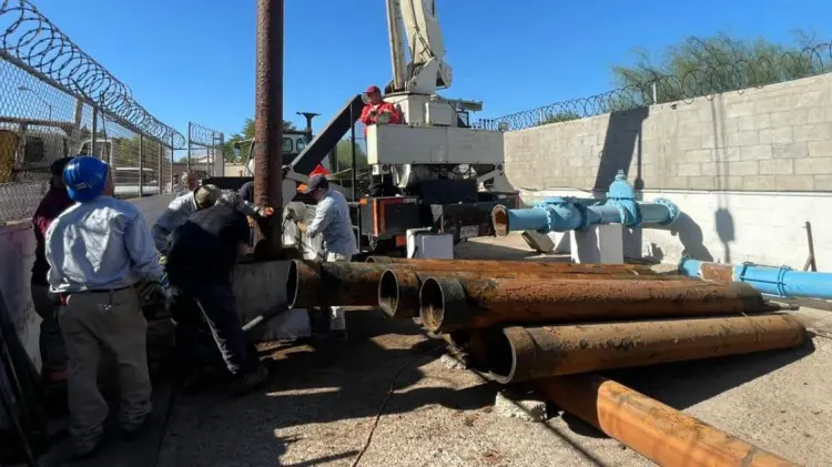 El Oomapas de Cajeme realiza las reparaciones en el pozo afectado. (Foto: Especial/EXPRESO).