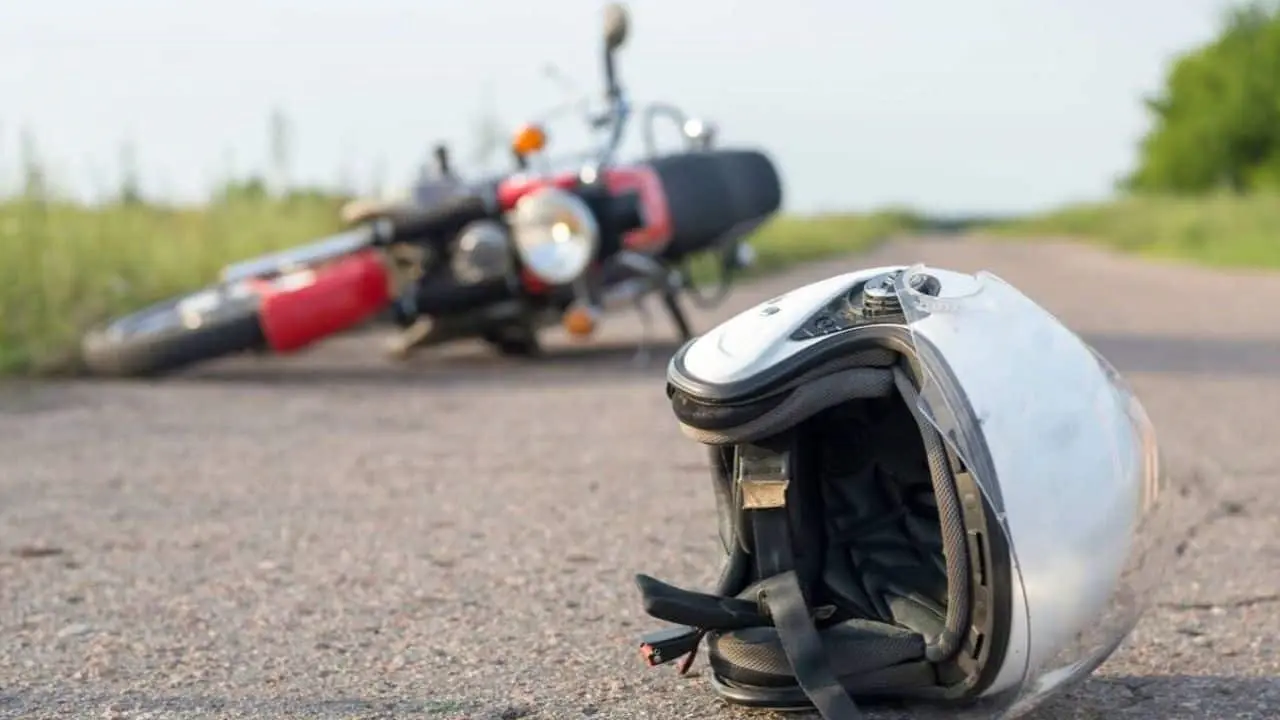 Elementos de la policía auxilian a motociclista lesionado en accidente