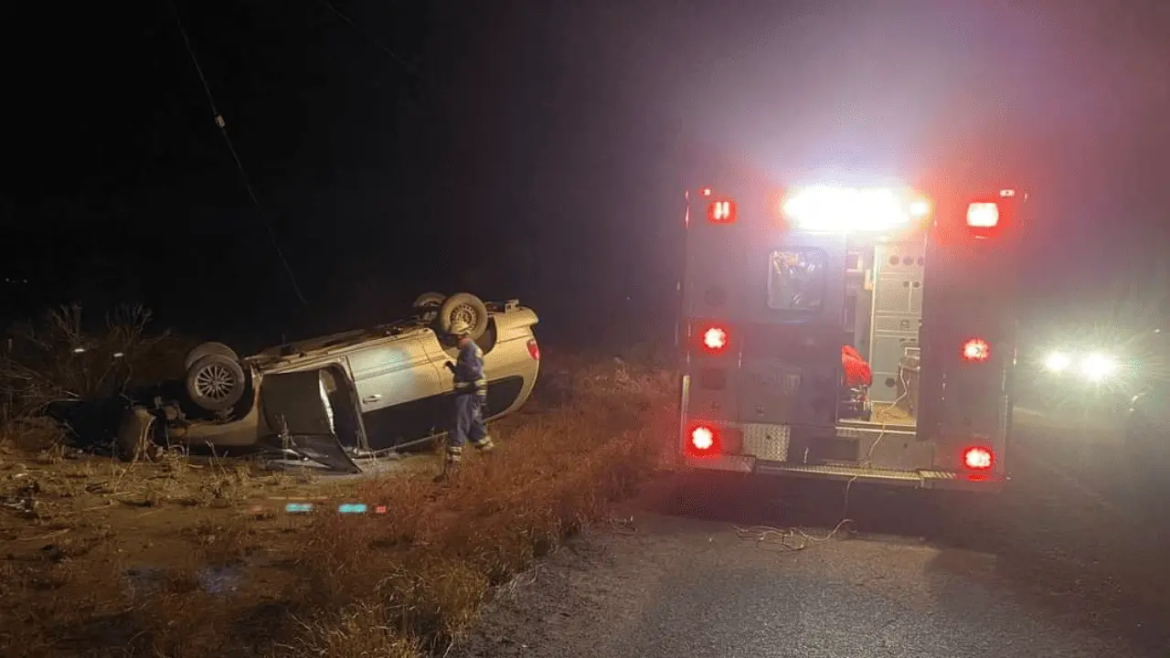 Vuelca camioneta en carretera a San Miguel de Horcasitas