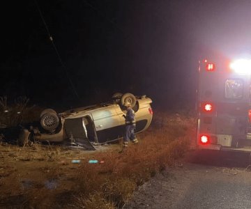 Vuelca camioneta en carretera a San Miguel de Horcasitas