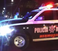 Adulto mayor le apunta con un arma a su vecino