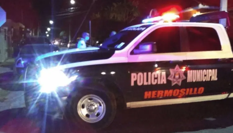 Adulto mayor le apunta con un arma a su vecino