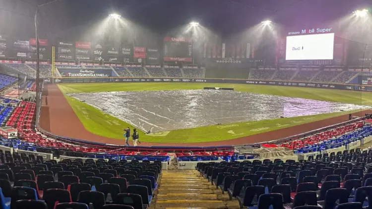 Una fuerte lluvia se desató en el Estadio Mobil Super. (Foto: Sultanes de Monterrey)