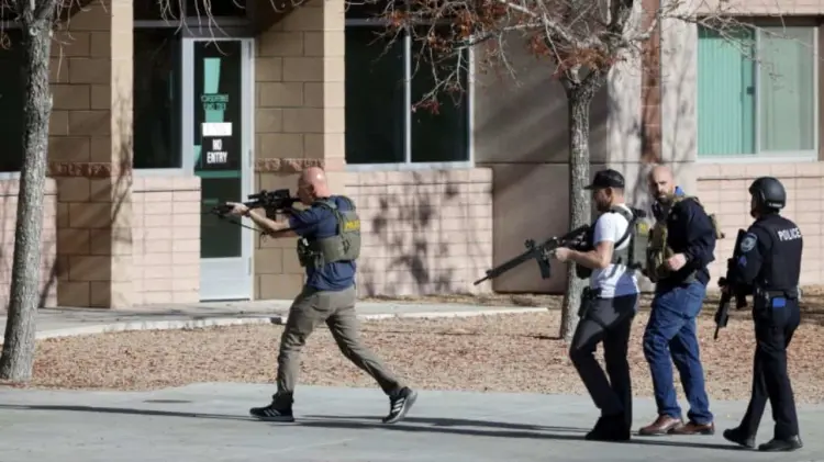 Miembros de la policía avanzan en el campus de la Universidad de Nevada (Foto: Especial / EXPRESO)