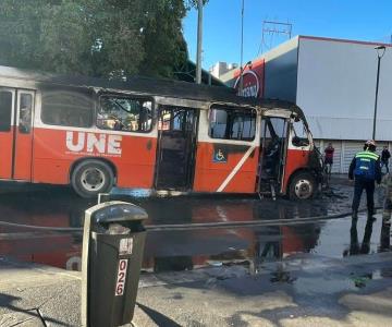 Un camión se incendió por sobrecalentamiento en el centro de Hermosillo