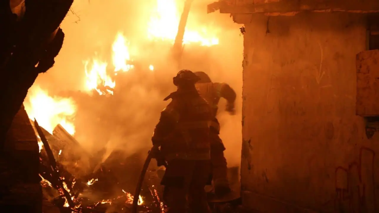Pérdida total de dos casas tras incendio en la colonia Altares