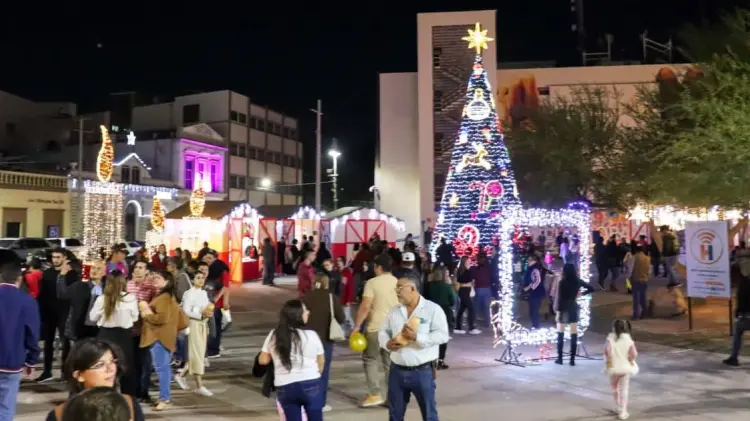 Decenas de hermosillenses se reunieron para el encendido de la villa. (Foto: Juan Olivas)
