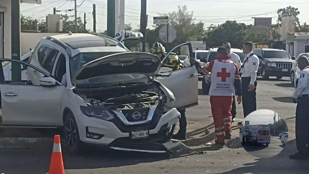 Mujer se lleva un semáforo al perder el control del vehículo