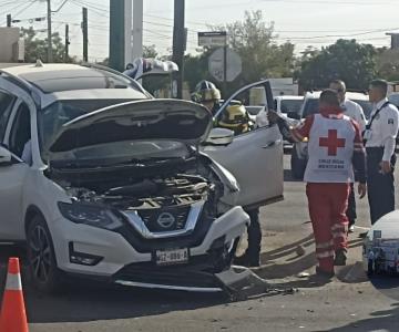 Mujer se lleva un semáforo al perder el control del vehículo