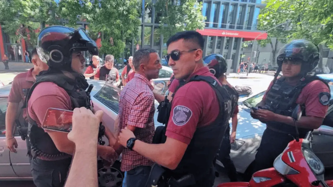 Detienen a hombre acusado de lanzar una botella contra Milei