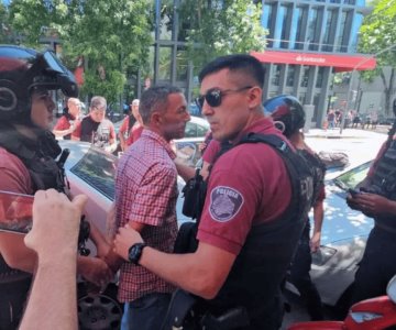 Detienen a hombre acusado de lanzar una botella contra Milei