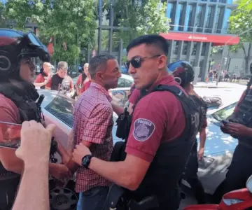 Detienen a hombre acusado de lanzar una botella contra Milei