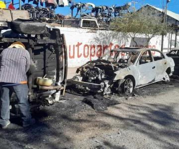 Tres vehículos quedaron incinerados en colonia Olivares