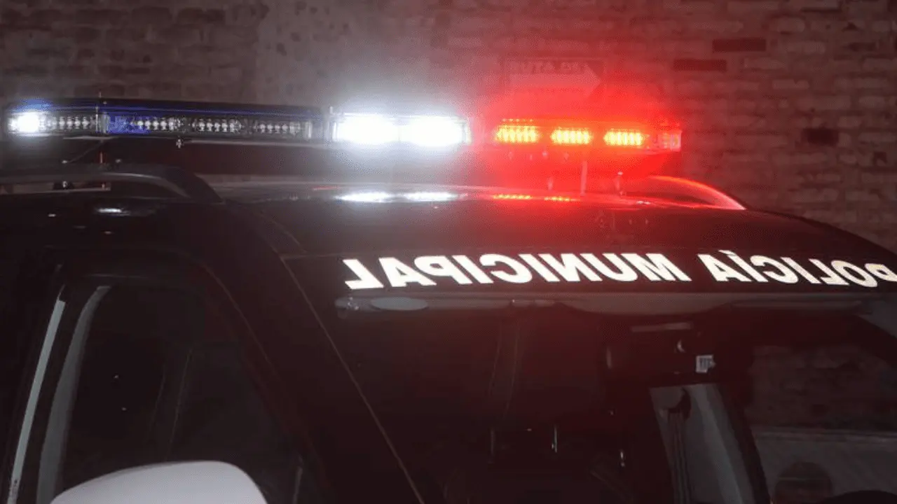 Detienen a hombre por encerrar e intentar estrangular a su pareja