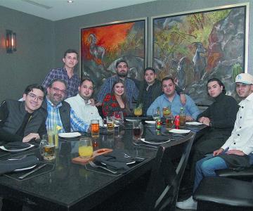 Estupenda cena con amigos en Mochomos Fusión Sonorense