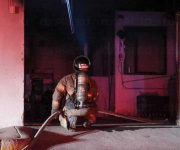 Combaten incendio de bodega en Las Granjas; responsable se dio a la fuga