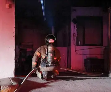Combaten incendio de bodega en Las Granjas; responsable se dio a la fuga