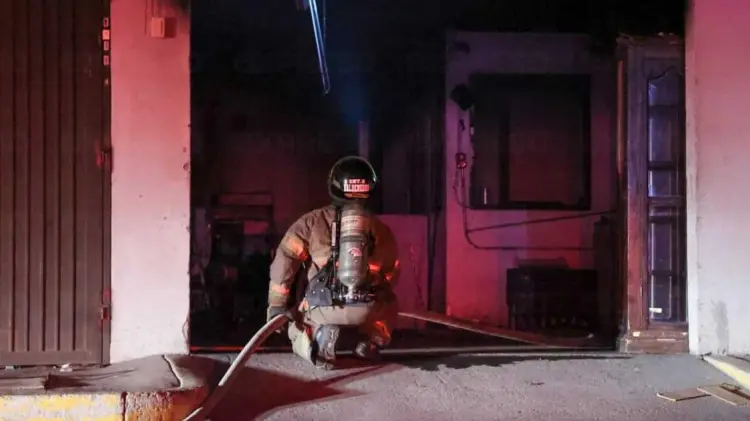 Bomberos de Hermosillo acudieron a sofocar el fuego. (Foto: Cristian Ruiz/EXPRESO)