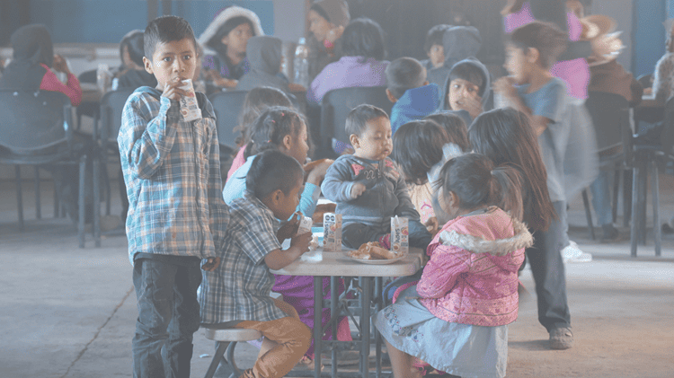 Diana lleva alimento a los niños del poblado Miguel Alemán