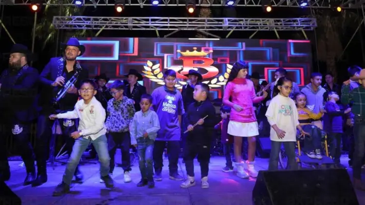 Niños y niñas del CRIT Sonora subieron al escenario a bailar con La Brissa (Cristian Ruiz/EXPRESO)
