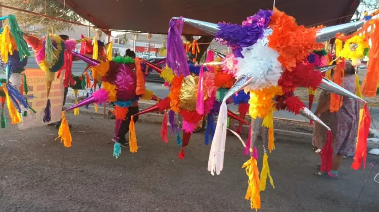 La familia elabora más de 700 piñatas a lo largo del año. (Foto: Especial/EXPRESO)