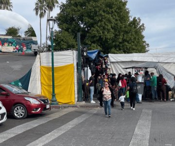 Comerciantes del Tianguis Navideño reportan bajas ventas este año