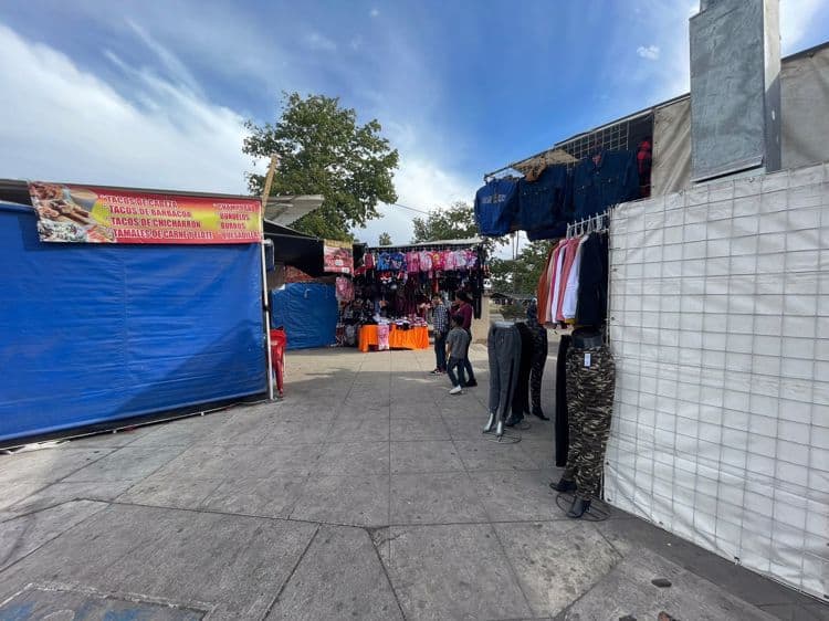 Comerciantes del Tianguis Navideño reportan bajas ventas este año