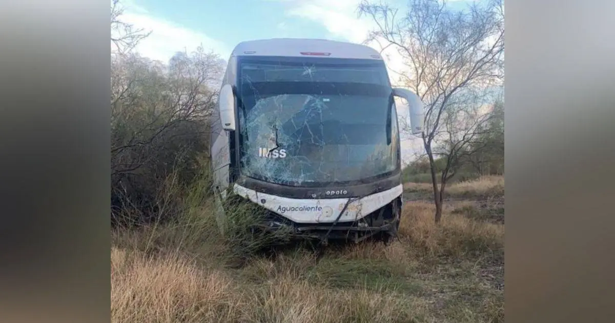 Autobús se sale de la carretera y sufre accidente en tramo Obregón-Empalme