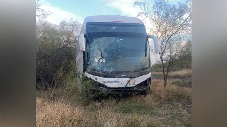El vehículo salió del camino cerca de la Comunidad Yaqui de Pithaya. (Foto: Protección Civil Sonora)